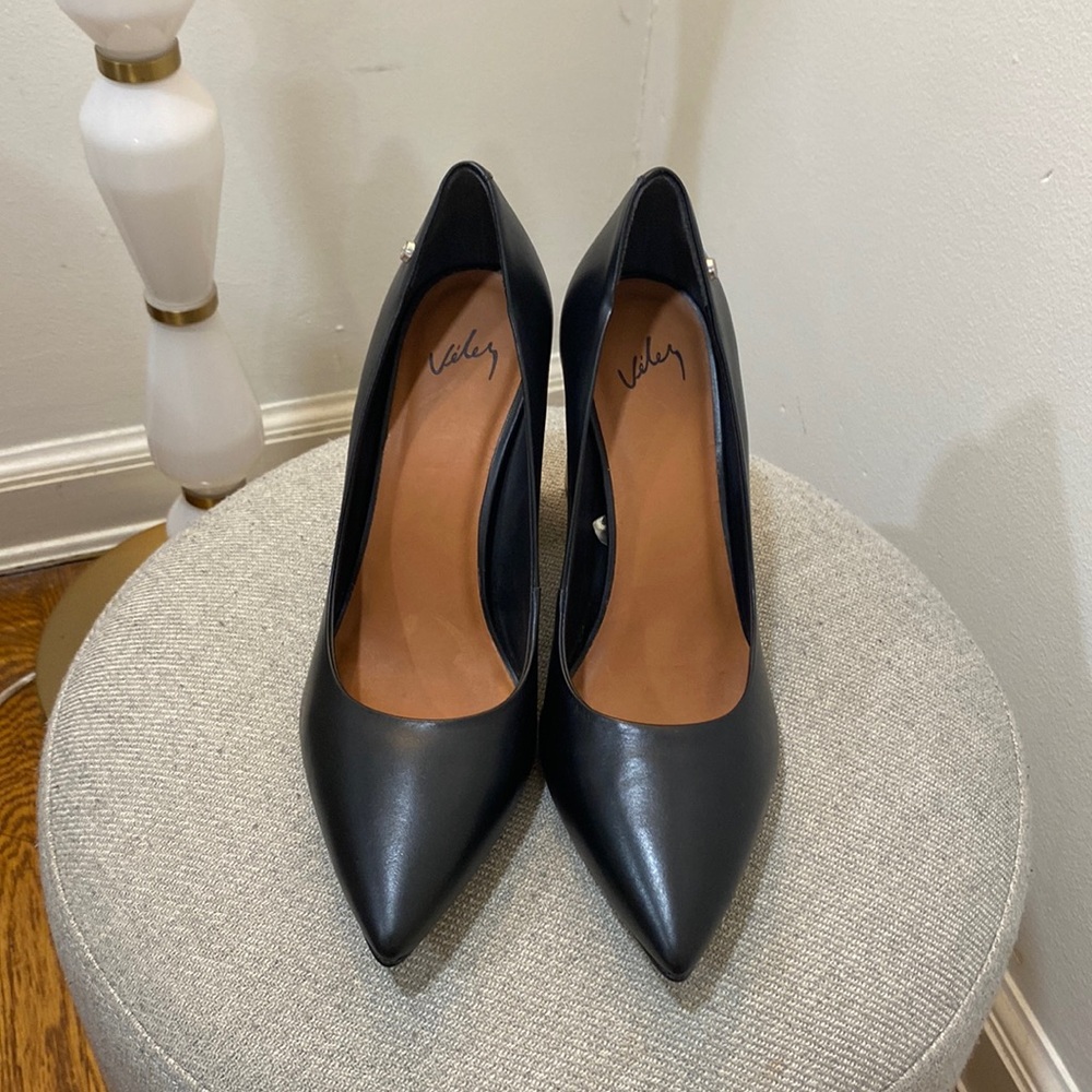 Velez Black Leather Pumps